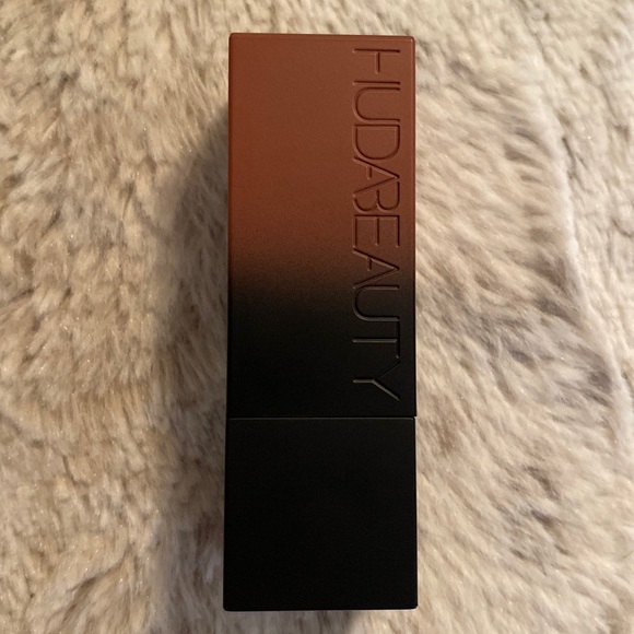 NIB Huda Beauty Interview Matte Lipstick - Picture 3 of 9